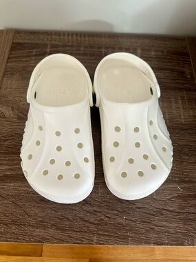 CROCS Kids White Classic Clog - size J1